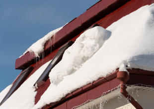 Odklízení sněhu ze střech